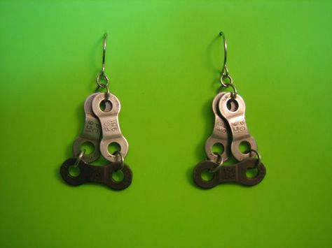 Picture of DIY Bicycle Chain Earrings Bike Chain Art, Diy Bicycle, Channel Jewelry, Gear Earrings, Bike Jewelry, Chain Art, Bicycle Diy, Bicycle Chains, Hardware Jewelry