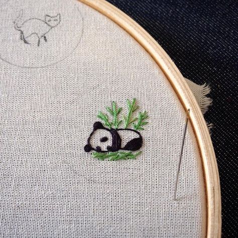 Super cute panda 🐼 Urban Threads Embroidery, Embroidery Hoop Art Diy, Embroidery Hoop Wall Art, Textile Art Embroidery, Simple Embroidery Designs, Embroidery Patterns Vintage, Embroidery Flowers Pattern, Cute Embroidery, Simple Embroidery