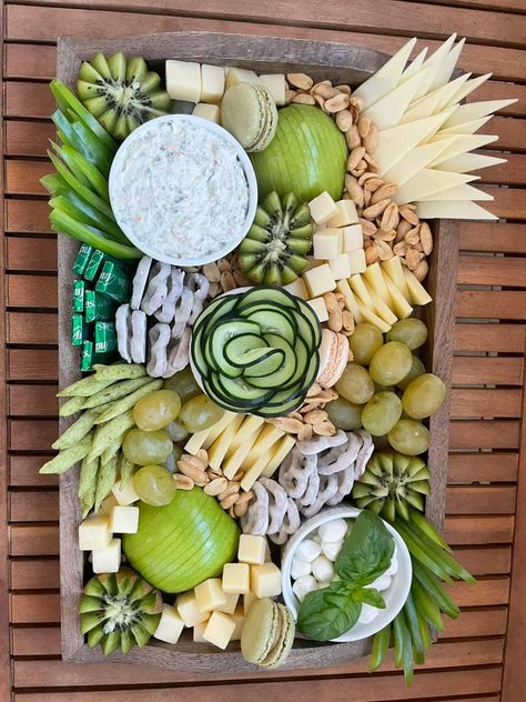 Green And Gold Charcuterie, Green And Red Charcuterie Board, Green Grazing Board, Green And White Food Ideas, Green And White Charcuterie Board, Shamrock Charcuterie Board, Charcuterie Board Colors, Charcuterie Board Green Theme, All Green Charcuterie Board