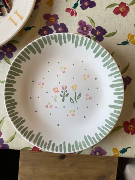 Small Plate Pottery Painting, Simple Plate Painting Ideas, Plate Painting Ideas Diy Easy, Floral Painted Pottery, Flower Ceramic Plate, Painted Pottery Plates Ideas, Pottery Painting Birthday Plate, Pottery Painting Dish, Summer Pottery Painting Ideas