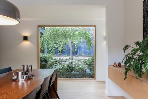 Picture windows framed by sharply detailed boxes bring views of the garden deep into the house. Neil Architecture, Timber Window Frames, Window Reveal, Sliding Folding Doors, Dining Room Windows, Picture Window, Timber Windows, Suburban House, Modern Pictures