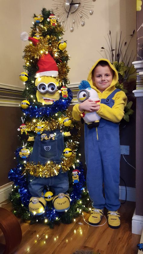 Minion Christmas Tree - such a fun kids Christmas tree!! Minion Christmas Tree, The Grinch Christmas Tree, Birthday Minion, Porch Christmas Tree, Christmas Tree Kitchen, Christmas Tree Designs, Minion Christmas, Trees For Kids, Contest Ideas