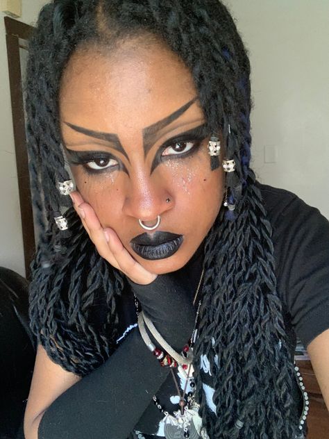 Goth Makeup Looks Black Women, Goth Makeup For Black Women, Afro Punk Makeup, Trad Goth Makeup Poc, Romantic Goth Makeup Black Women, Black Goth Hairstyles, Black Goth Girl Makeup, Visual Kei Makeup Ideas, Afro Goth Makeup