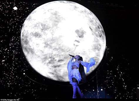 Under the moonlight: The set included numerous stunning backdrops, including a projection ... #arianagrande #coachella Ariana Grande Coachella, Sweetener Tour, Ariana Tour, Coachella 2019, Ariana Grande Sweetener, Coachella Valley Music And Arts Festival, Ariana Grande Wallpaper, Ariana Grande Pictures, Under The Moon