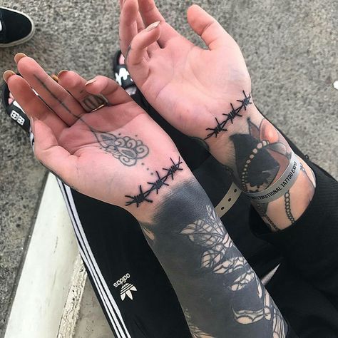 Pinterest // Julia Thorn Sleeve Tattoo, Arm Tattoos Black, Damien Thorn, Pola Tato, Tattoo Hand, 4 Tattoo, Creepy Tattoos, Tattoo Arm, Tattoo Black