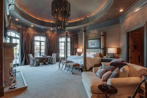 The Decor in Kelly Clarkson's Palatial Nashville Home Is Straight Out of a Country Song Double Staircase, French Montana, Grand Foyer, Mansions For Sale, Backyard Spaces, Bunk Room, Green Rooms, Kelly Clarkson, Breakfast Area