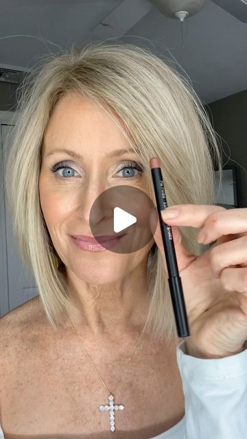 Beth Oliveri on Instagram: "By lining your lips with liner in a neutral colors before lipstick , you will give the illusion of a bigger lip. And you don’t have to go way out of your lip line either. You can use a lipliner and still have it look natural. Also when you add a gloss at the end it helps your lips pop more , especially if apply more in the center of the lip.   Lipstick Products used: @its_nicolewagner lip liner in Cameo @maccosmetics lipstick in snob @citybeautyofficial lip gloss in Los Angelips( BETHO 15%off ) @rakelika_ earrings @melindamaria_jewelry necklace   REMEMBER…EMBRACE THE BEAUTY OF YOUR WRINKLES🌻  #FILTERFREE" How To Make Your Lips Look Bigger Makeup, How To Use Lip Liner Tutorials, Best Lip Color For Blondes, How To Line Lips To Look Bigger, Lined Lips With Gloss, How To Make Lips Look Bigger, How To Line Your Lips, Lipliner Looks, How To Apply Lip Liner