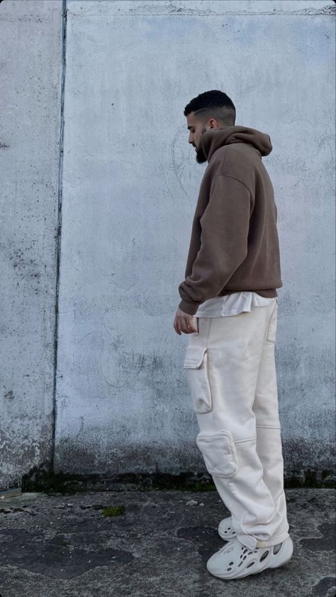 Oversized Aesthetic Outfits Men, Cream Cargos Men, Cream Baggy Pants Outfit Men, Yeezy Aesthetic Outfits, Cream Baggy Pants Outfit, Foam Rnnr Outfits, Cream Hoodie Outfit Men, Cream Cargo Pants Outfit Men, Yeezy Foam Runner Outfit Men