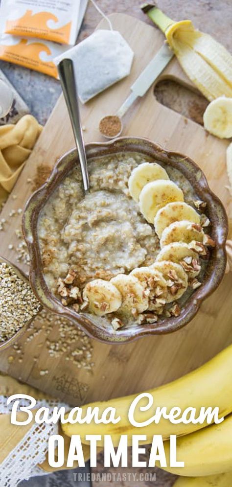 Jazz up your breakfast with this banana cream pie oatmeal. Full of flavor and incredibly filling. Banana And Cream Oatmeal, Banana Cream Oatmeal, Banana Pudding Oatmeal, Flavored Oatmeal Recipes, Healthy Banana Pudding, Oatmeal Flavors, Oatmeal Bake, Bake Banana, Dessert For Breakfast