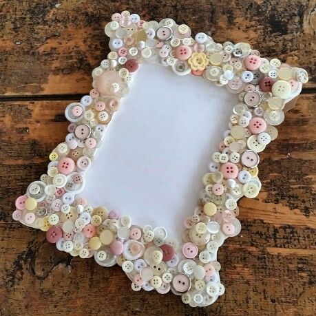 Vintage button's picture frame Button Picture Frames, Vintage Buttons Crafts, Button Art Projects, Buttons Crafts Diy, Jeweled Picture Frame, Button Creations, Sweet Magic, Button Craft, Button Frames