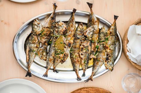 Best traditional Portuguese seafood dishes to try and make Portuguese Seafood, Octopus Salad, Grilled Sardines, Pork Cheeks, Portuguese Wine, Garlic Prawns, Seafood Platter, White Wine Sauce, Refreshing Salad