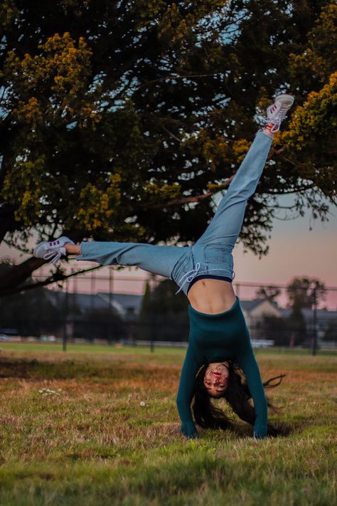 Tumbling Photography, Cartwheel Pose Reference, Handstand Pose Reference, Handstand Photography, Cartwheel Aesthetic, Handstand Aesthetic, Back Handspring, Walking Poses, Yoga Photography