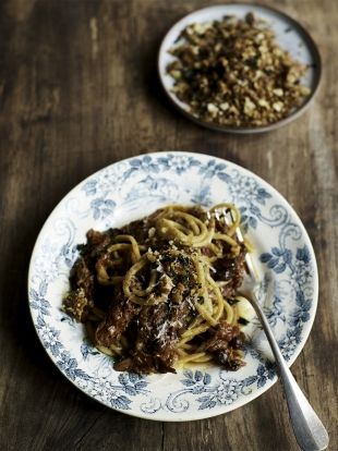 This ragù recipe from Jamie Oliver’s Friday Night Feast is a real treat. Developed for Sienna Miller, it’s like a spaghetti bolognese, but so much better! Duck Ragu, Ragu Recipe, Italian Food Recipes, Christmas Cookbook, Jamie Oliver Recipes, Roast Duck, Duck Recipes, Easy Italian, Sienna Miller