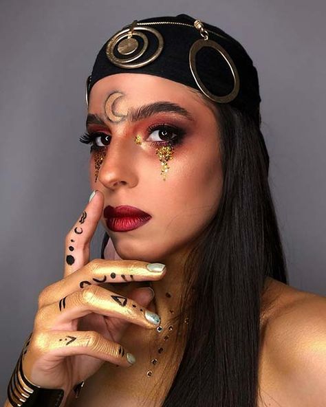 21 Fortune Teller Makeup Ideas for Halloween nice Check more at https://haniastyle.com/fortune-teller-makeup/ Half Face Halloween Makeup, Fortune Teller Makeup, Fortune Teller Costume, Makeup Ideas For Halloween, Circus Makeup, Smokey Eye Easy, Halloween Events, Purple Eye Makeup, Dramatic Eye Makeup