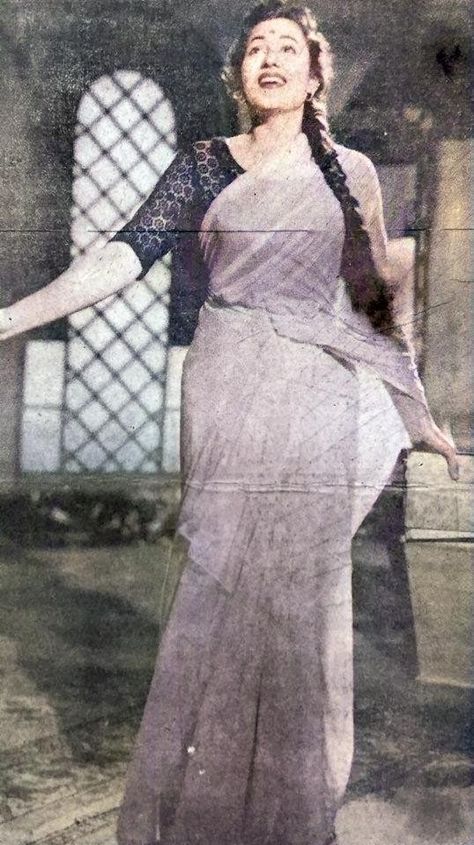 Retro Saree Look, Madhubala Actress, Bollywood Retro, Old Film Stars, Bollywood Pictures, Retro Bollywood, Bollywood Photos, Bollywood Outfits, Miss India