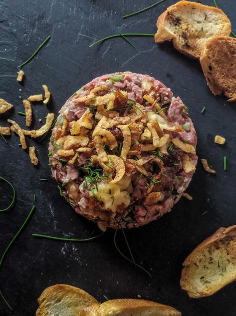 Tartare de bœuf Halloumi, whisky & oignons frits Tartare Recipe, Sweet And Spicy Shrimp, Confort Food, Steak Tartare, Billie Holiday, Food Tasting, Healthy Foodie, Food Humor, I Love Food