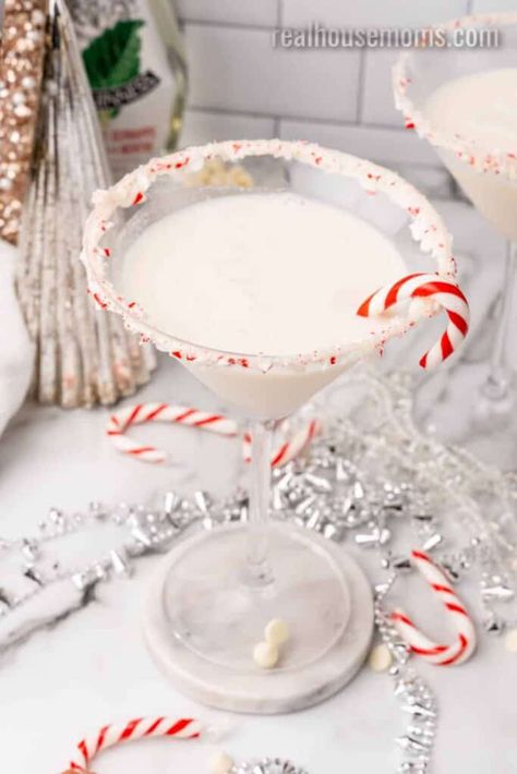 Peppermint Rum Chata Recipes, Peppermint Bark Martini, Rumchata Recipes Drink, Peppermint Martini Recipe, Winter Drinks Alcoholic, Rumchata Cocktails, Rumchata Drinks, Peppermint Cocktail, Alcohol Chocolate