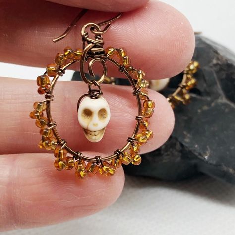 These are delicate little antique bronze wire wrapped hoops, decorated with gold seed beads and bone skull drops.  The hoops and handmade and measure just over 1/2 inch in diameter. Fall Beaded Jewelry Diy, Beaded Halloween Jewelry, Halloween Wire Wrapped Jewelry, Halloween Jewelry Diy Ideas, Diy Halloween Jewelry, Halloween Beading, Halloween Jewelry Diy, Mad Monkey, Monkey Crafts