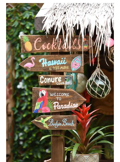 Hawai Party, Tropical Paradise Theme, Tropical Garden Party, Garden Jungle, Tropical Centerpieces, Winchester Hampshire, Tiki Bar Decor, Hawaii Party, Fiesta Tropical