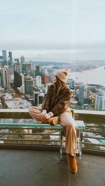 Cindy | Travel & Lifestyle Creator on Instagram: "One of the best views of Seattle and one of the most iconic landmarks in the Pacific Northwest 🌃✨ . 📍The Space Needle . The needle is easily one of my favorite experiences in Seattle, I visit every time I’m in the area! The views are absolutely breathtaking, you can even see Mt. Rainier at a distance! 🏔️They also have a café, a wine bar, and a lounge, so you can wine and dine at the top! 🥂 But the coolest part is the The Loupe - the world’s first and only rotating glass floor! 🤩 . Is the Space Needle on your bucket list? . #seattle #seattlelife #seattlewashington #travel #explorewashington #washingtonexplored #pnw #pnwadventures #bucketlist #pnwlife #spaceneedle" Space Needle Seattle Poses, Seattle Coffee Aesthetic, Space Needle Photo Ideas, Seattle Pictures Ideas, Space Needle Seattle Photography, Seattle In December, Seattle Photoshoot, Seattle Outfits, Seattle Aesthetic