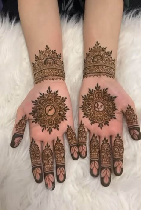 Names Mehndi Designs, Henna Inner Hand, Name Mehendi Designs For Hands, Henna Designs On Palm, Mehndi Design With Name, Mehndi Designs With Name, Husband Name Mehndi Designs, Henna Front Hand, Mehndi Design Front Hand Simple