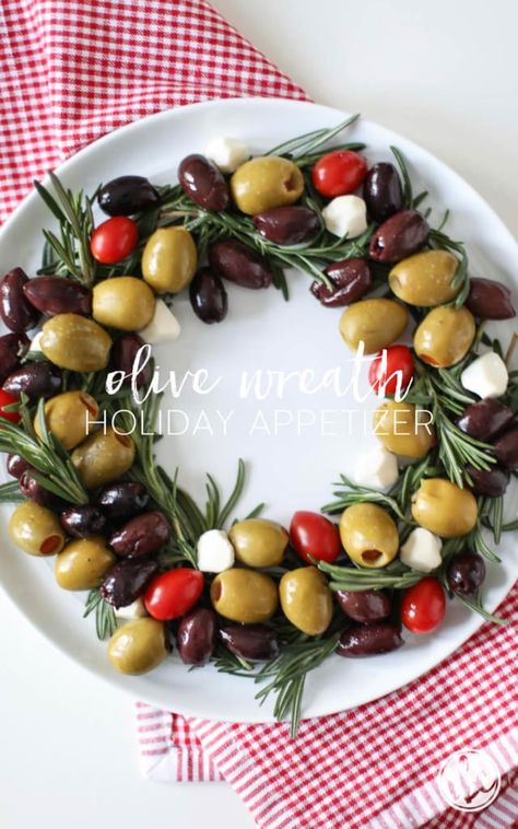 Holiday Appetizers Christmas, Christmas Appetizers Easy, Recipe Thanksgiving, Appetizers Christmas, Holiday Appetizers Easy, Holiday Appetizers Recipes, Olive Wreath, Christmas Recipes Appetizers, Decorações Com Comidas