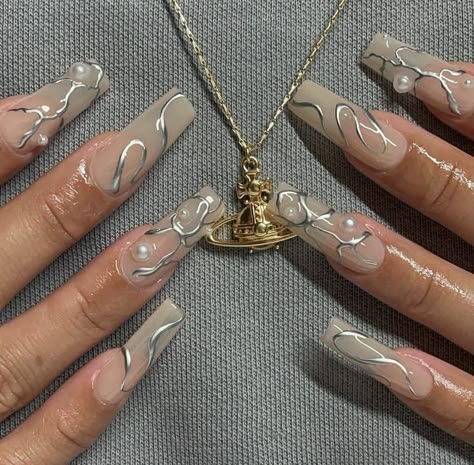 Grunge Nails Acrylic, Silver Acrylic Nails, Metallic Nails Design, Nails With Fire, Nails Inspo Aesthetic, Silver Nail Designs, Acrylic Nails Nude, White And Silver Nails, Chrome Nails Designs