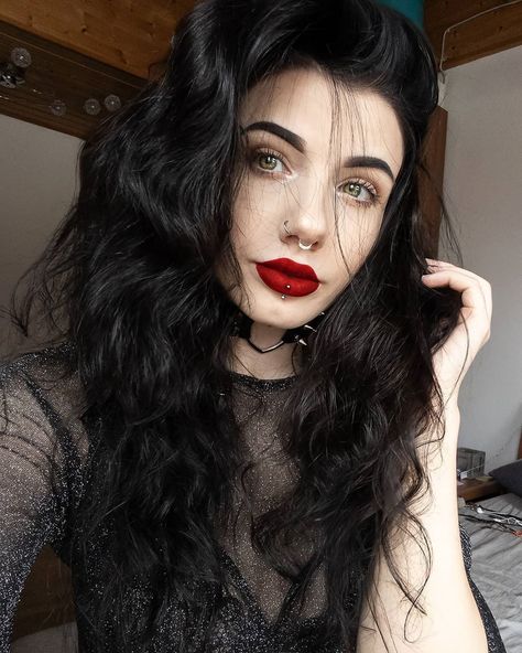 Romantic Goth Hair, Wavy Goth Hair, Cute Goth Outfits, Blonde Trad Goth, Dani Divine Goth Model, Victorian Goth Makeup Dark Beauty, Cute Goth, Jet Black Hair, Goth Outfits