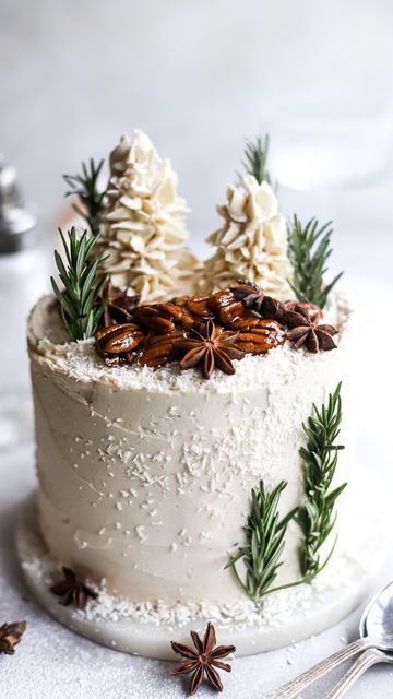 CHARLEY 🧁 Vegan Desserts on Instagram: "One to make this Sunday eve: This cute little White Winter Pecan Cake is an absolute must!🤍 Frosty January mornings in cake form! A soft, lightly spiced sponge with caramel notes of pecan. Sandwiched together and coated with a glorious layer of vegan buttercream and decorated with this adorable winter scene and the BEST caramelised pecans. You will be OBSESSED 🤩 I’ve used natural @americanpecan’s which not only tase incredible, but are an amazing source Winter Scene Cake, January Wedding Cake, Winter Themed Birthday Cake, January Cakes, Winter Cake Flavors, Winter Cake Designs, January Cake, Caramelised Pecans, Nye Cake