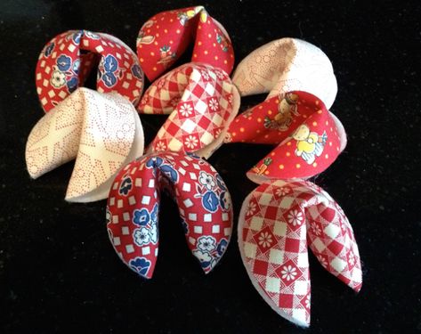 Fortune Cookies Diy, Quilt Retreat Gifts, Cookie Baskets, Sewing Retreats, Retreat Gifts, Quilter Gifts, Quilt Retreat, Fortune Cookies, Cookie Tutorials