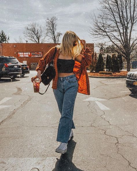 𝓷𝓲𝓬𝓸𝓵𝓮 𝓪𝓵𝔂𝓼𝓮 (@nicolealyseee) • Instagram photos and videos Casual Indie Outfits, Vintage Hipster Outfits, Hipster Photoshoot, Nicole Alyse, Rockstar Girlfriend Aesthetic, Gig Outfit, Cropped Flannel, Closet Revamp, 90’s Outfits