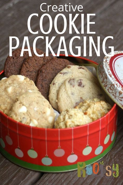 Give homemade cookies that are not only delicious but also beautiful using these ideas for creative cookie packaging that are simple and yet fancy. Get our ideas for tins, baskets, mailing, and more on the blog #cookies #diyideas #fromscratch Creative Cookie Packaging, Cookie Packaging Ideas, Cookie Gift Packaging, Cookie Baskets, Cookie Gift Baskets, Christmas Cookies Gift, Homemade Recipes Dessert, Homemade Dessert, Cookie Tins