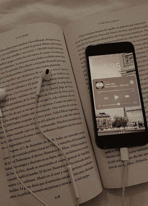 Music And Books Aesthetic Wallpaper, Alexia Core Aesthetic, Inès Core, Music And Books Aesthetic, Melike Core, Ines Core, Book Asethic, Alexia Core, Aesthetic Music Wallpaper