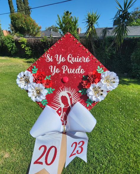 Paper flower, with bow and virgin mary silhouette.grad cap class of 2023 #virginmary #paperflowers #gradcap #graduation Grad Stole Ideas Mexican, Mexico Cap Graduation, Grad Cap Virgin Mary, Caps For Graduation Mexican, Red Cap Decoration, San Judas Graduation Cap, Catholic Graduation Cap, Karol G Graduation Cap, Virgencita Graduation Cap