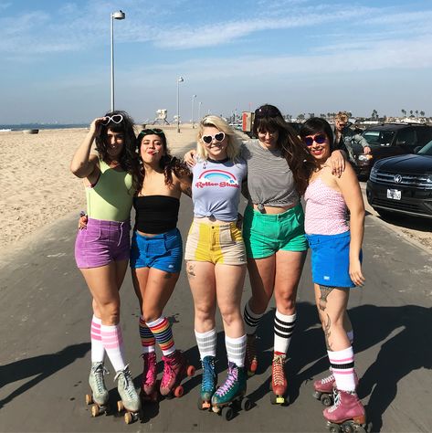 Roller Skating Party Outfit, Hammies Shorts, Roller Skating Pictures, Moxi Roller Skates, Roller Boogie, Disco Roller Skating, Skate Outfit, Bts Diy, Skate Accessories