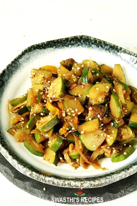 Zucchini Recipes Dinner, Stir Fried Zucchini, Dinner Stir Fry, Zucchini Stir Fry, Zucchini Side Dishes, Indian Dinner Recipes, Fried Zucchini, Stir Fry Dishes, Stir Fry Recipe