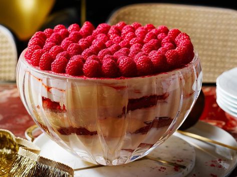 This stunning effortless trifle is the perfect Christmas show-stopper Childhood Desserts, Elegant Bbq, Ice Cream Trifle, Meringue Recipes, Christmas Trifle Recipes, Festive Dessert Recipes, Raspberry Trifle, Trifle Recipes, Christmas Trifle