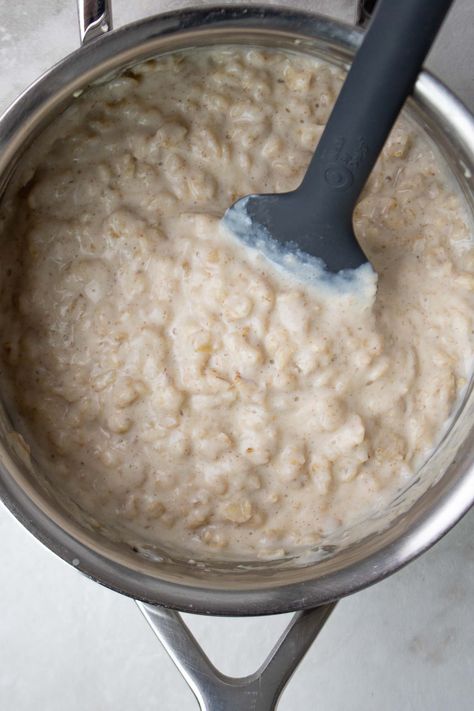 Learn how to make oatmeal with egg whites with this egg white oatmeal recipe! It's a quick, easy, and healthy high-protein breakfast. Egg White Oatmeal Recipes, Egg Whites And Oatmeal, Baked Oatmeal With Egg Whites, High Protein Egg White Recipes, Protein In Oatmeal, Oatmeal Egg Whites, Calorie Deficit Breakfast, Oatmeal Egg White Pancakes, Oatmeal With Egg Whites