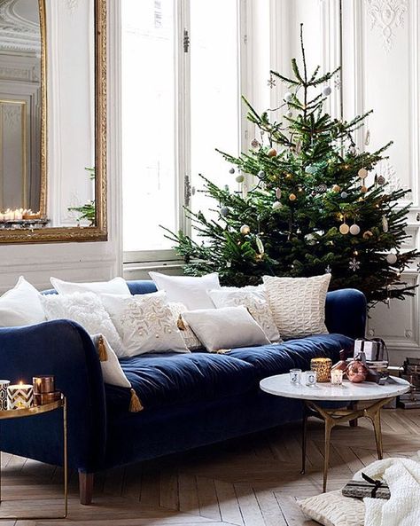 A blue sofa with white pillows looks great for the holidays | Décor Aid Modern Jul, Blue Couch, Scandinavian Christmas Decorations, Hm Home, Blue Couches, Christmas Decorations Living Room, Christmas Living Rooms, Noel Christmas, Scandinavian Home