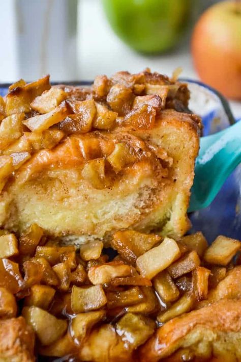 SIMPLE Apple Cinnamon Baked French Toast - Simple Party Food Apple Crisp French Toast, Apple Cinnamon Baked French Toast, Fried Apple French Toast Bake, Cinnamon Baked French Toast, Apple Cinnamon French Toast, Baked French Toast Recipe, Apple French Toast Bake, Simple Party Food, Oven Baked French Toast