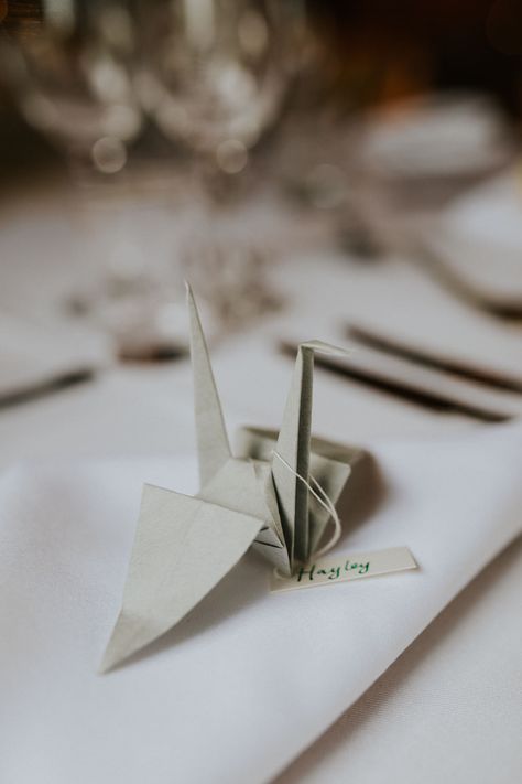 Origami Wedding Place Cards, Paper Cranes Wedding Decor, Crane Wedding Decor, Wedding Paper Cranes, Paper Crane Wedding Decor, Origami Crane Wedding, Placename Wedding, Origami Wedding Decor, Name Card Ideas