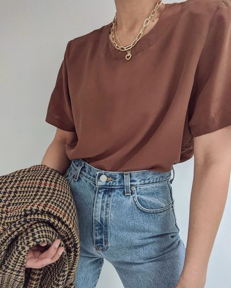 Brown Tee Outfit, Tee Outfit Aesthetic, Brown Tshirt Outfit, Tshirt Outfit Summer, Plaid Blazer Outfit, Brown Tee, Airbrush App, Cottagecore Fashion, Outfit Vintage