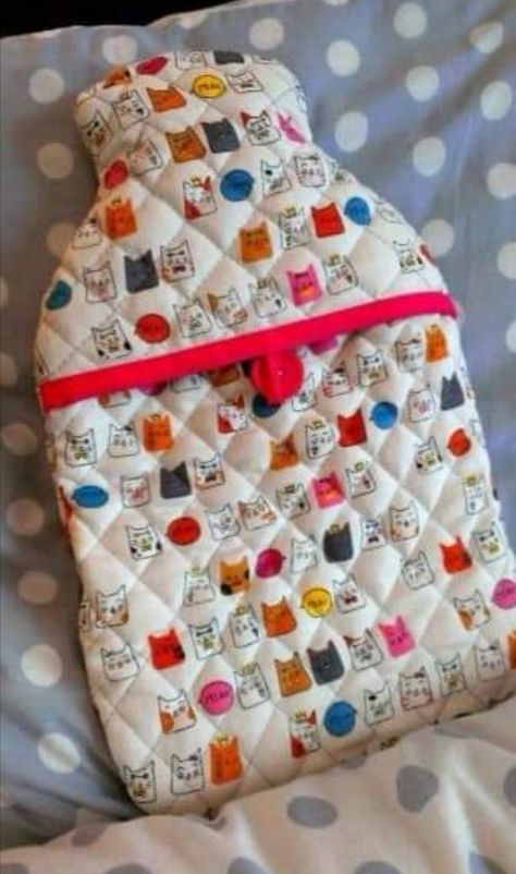 Water Bottle Gift, Sewing To Sell, Craft Books, Hot Water Bottle Cover, Water Bottle Covers, Beginner Sewing Projects Easy, Diy Bottle, Sewing Book, Hot Water Bottle