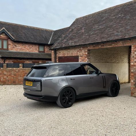 Massimo Frascella on Instagram: “A great picture of my wife driving to work ❤️ . . #newrangerover #landrover #rangerover #defender #jaguar #discovery #modernism…” Land Rover Vogue, Jeep Trailhawk, Driving To Work, Just Do It Wallpapers, Iphone Wallpaper Lights, New R, Range Rover Sport, Sports Cars Luxury, Modernism