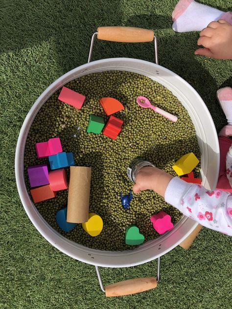 Sensory play with dried mung beans! Toddler Ootd, Mung Bean, Parenting Fail, Play Ideas, Toddler Meals, Sensory Play, Toddler Preschool, Creative Play, Picnic Blanket