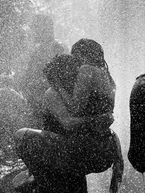 Rain Kiss Aesthetic, Kissing In The Rain Aesthetic, Rain Kisses, Kissing Aesthetic, Boyfriend And Girlfriend Kissing, 2024 Spiritual, Heat Lightning, Fearless Song, Nyc Couple