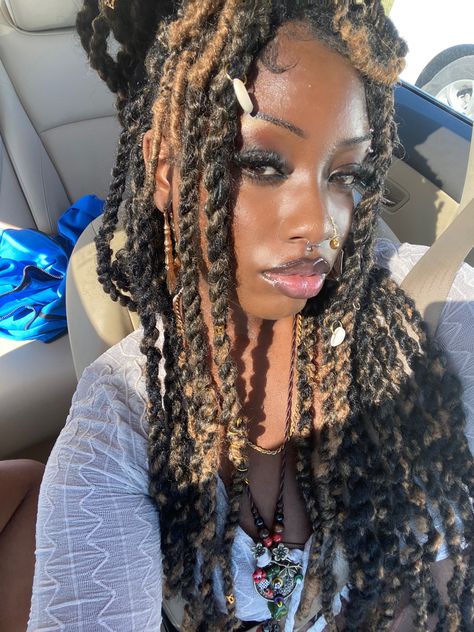 Alt Protective Hairstyles, Alternative Hairstyles Black Women, Earthy Hairstyles Black Women, Unique Black Hairstyles, Dyed Locs Ideas, Locs Ideas, Locs Inspiration, Dyed Locs, Hair Styles Braids