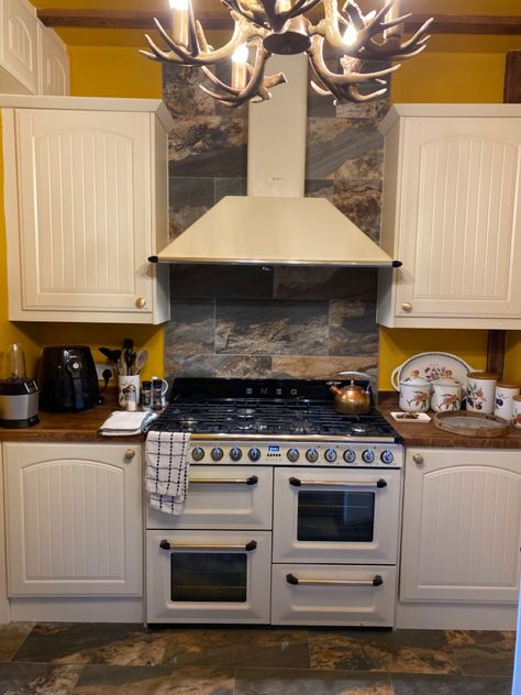 Smeg cooker and hood Smeg Cooker, Smeg Oven, Smeg Range, Country Kitchen Inspiration, Smeg Kitchen, Country Cottage Kitchen, Beige Kitchen, Kitchen Hoods, Range Cooker