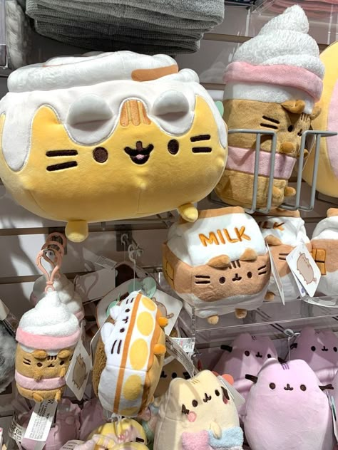 Plushie Room Decor, Pusheen Plushie Aesthetic, Pusheen Cinnamon Roll, Cinnamon Roll Plush, Pusheen Plushies, Aesthetic Supermarket, Pusheen Stuff, Pusheen Plush, Pusheen Cute