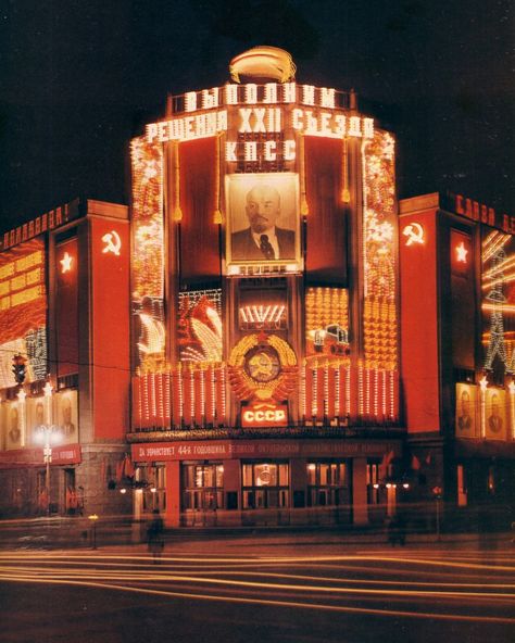 Soviet Visuals on Instagram: “Central telegraph building, Gorky street, Moscow, USSR, 1961” Russian Constructivism, Back In The Ussr, Propaganda Art, Socialist Realism, Soviet Art, Russian History, The Soviet Union, Historical Pictures, Brutalism